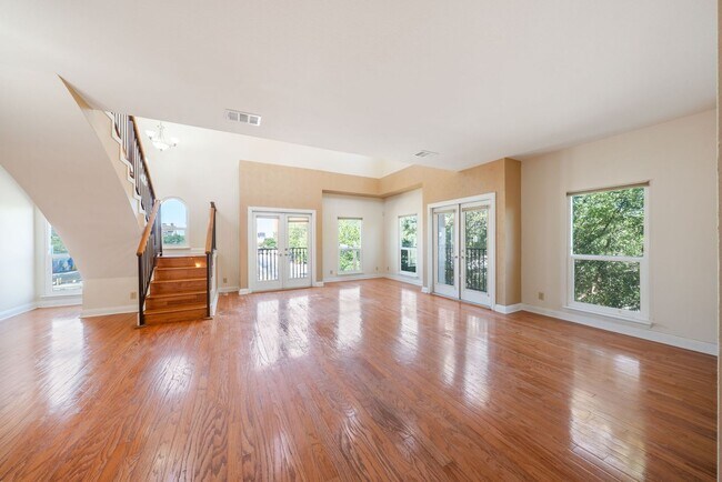 Building Photo - Downtown Luxury Condo with Rooftop Views -...