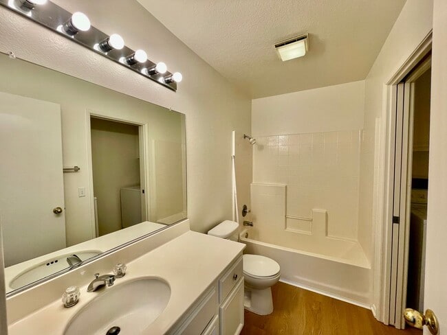 Building Photo - 10 Chaumont Cir