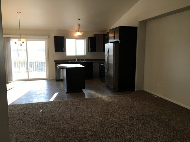 Building Photo - 3 Bed 2 Bath Twin Home