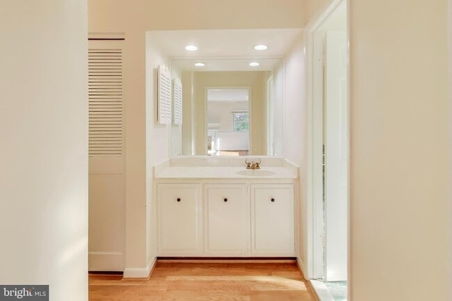 Building Photo - 4001 N Ridgeview Rd