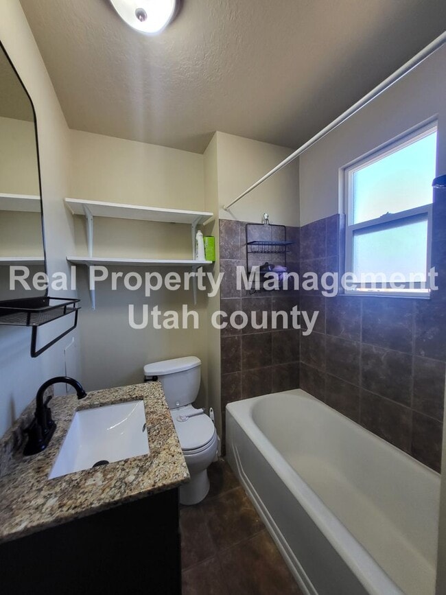 Building Photo - Pet Friendly Home in Provo