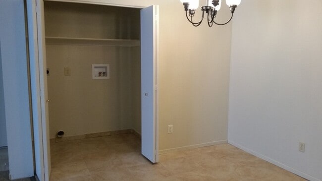 Building Photo - 324 Sweetwater Cir