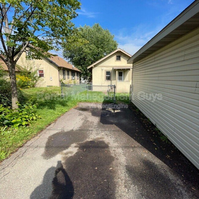 Building Photo - 1801 N Thomas Ave