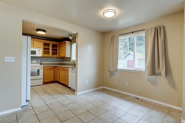 Building Photo - Charming Admirals Cove Home with Bonus Roo...