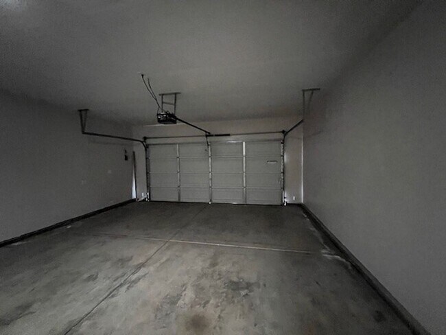 Building Photo - 2468 Bay Hl Ave