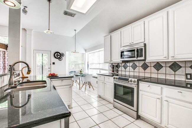 Building Photo - Charming Single Story Home In Gated Oakridge Pointe!