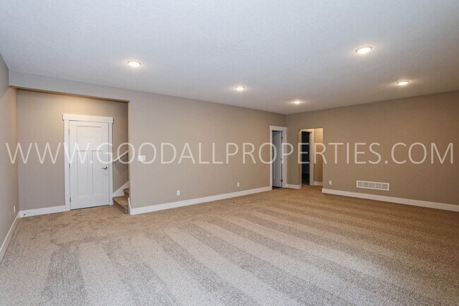 Building Photo - Beautiful ranch home with over 2000 finish...