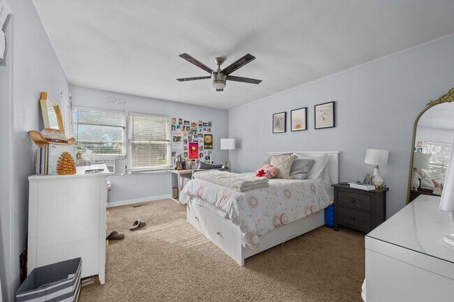 Building Photo - Large backyard - no back house!