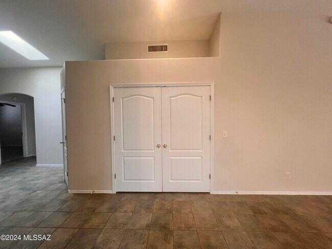 Building Photo - 2875 W Simplicity Dr