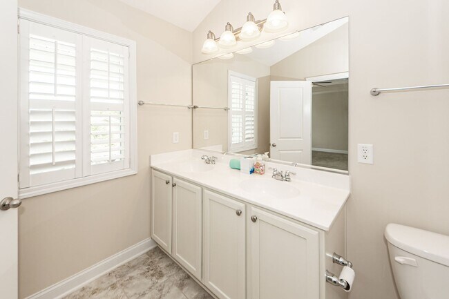 Building Photo - 4 Bedroom 3.5 Bath Townhouse in Kingsbridge at Park West - Mt Pleasant