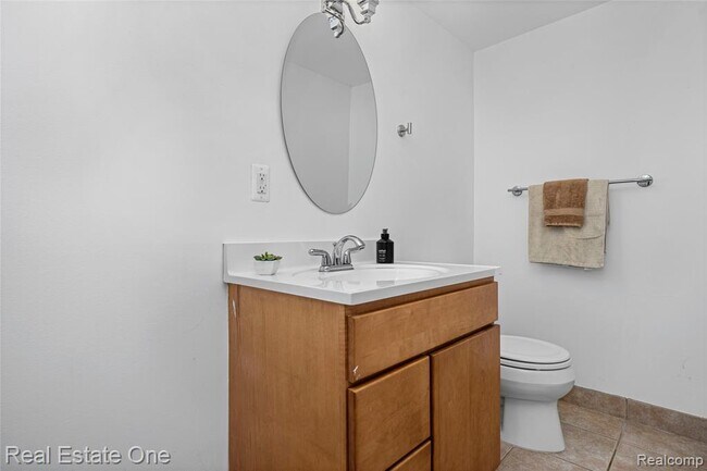 Building Photo - 3954 N Ellamae Rd