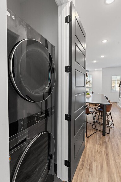 Building Photo - 738 Douglas Ave