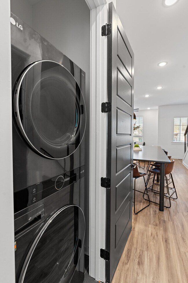 Building Photo - 738 Douglas Ave