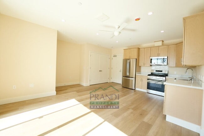 Building Photo - 10 E Crescent Dr