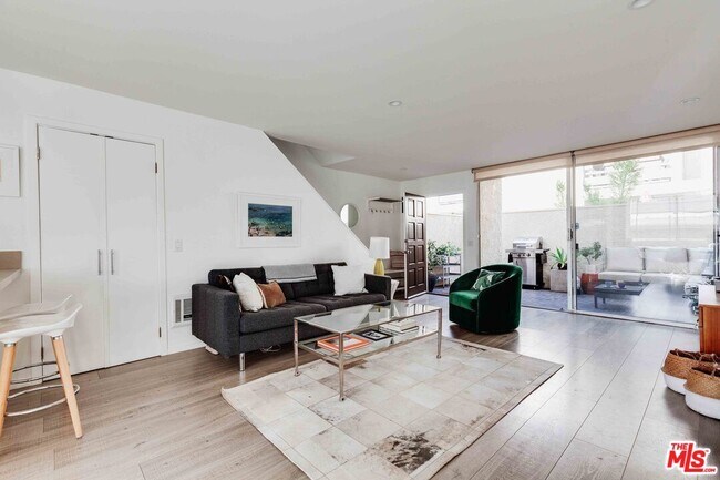 Building Photo - 960 N San Vicente Blvd