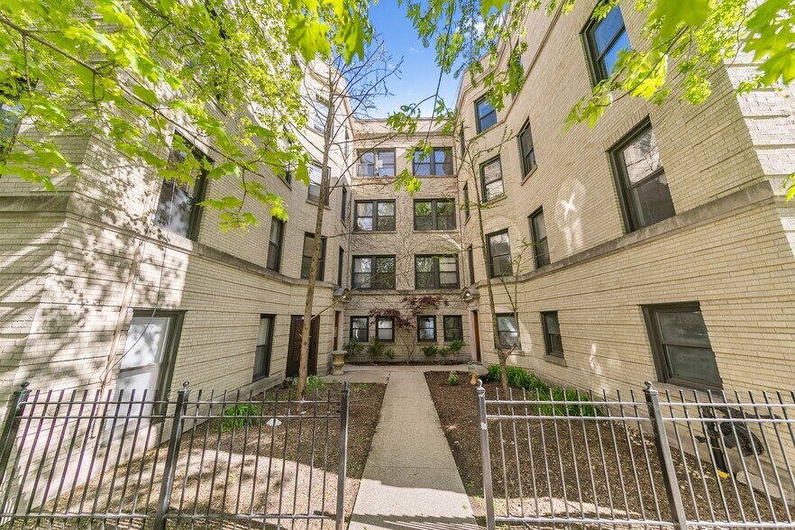 Building Photo - 7503 N Eastlake Ter