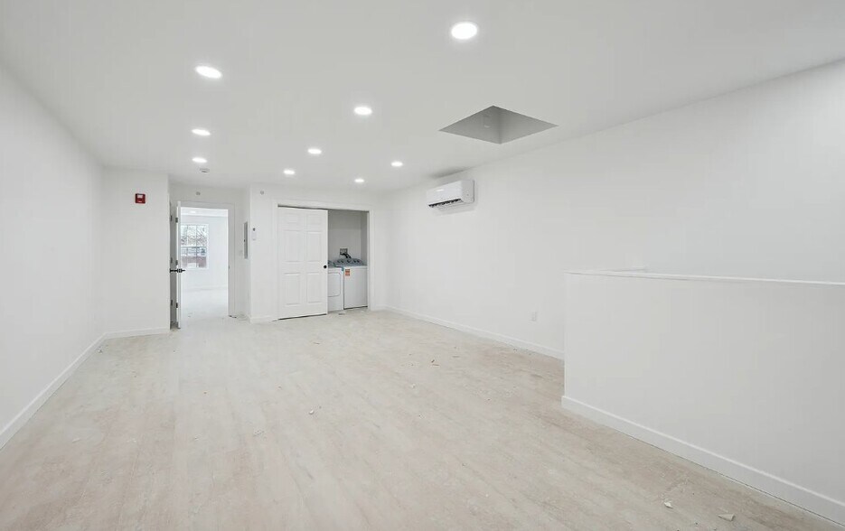 Building Photo - 51 Farson St