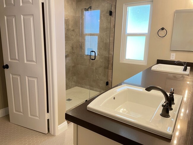 Building Photo - Picture Perfect Summerhill Home!