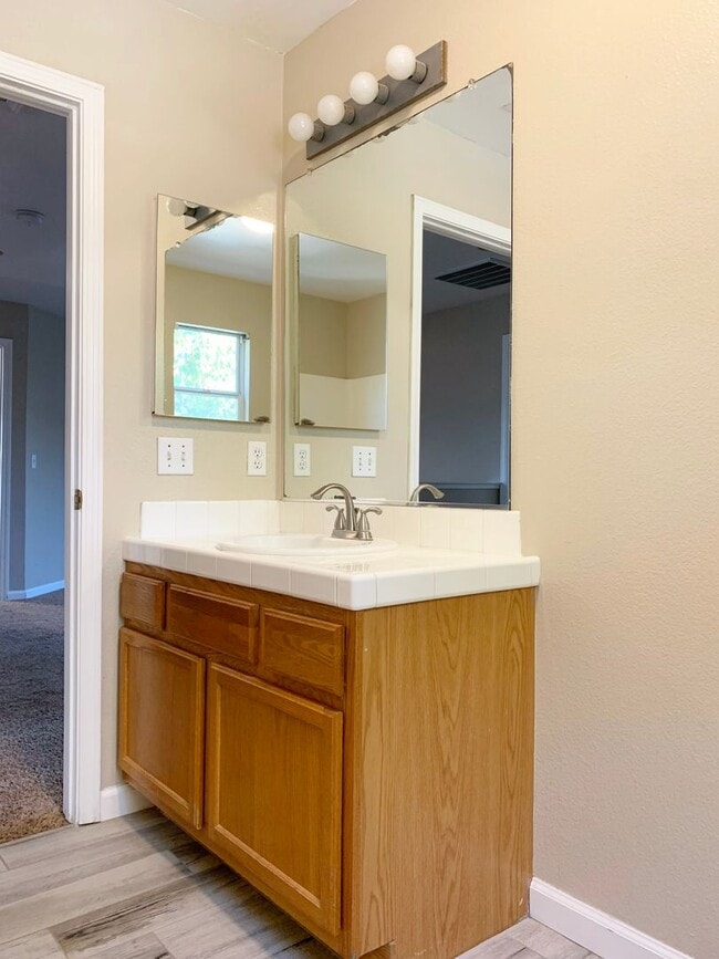 Building Photo - 4 Bedroom Home in Hollister