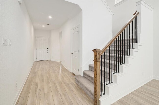 Building Photo - 113 King Thistle Ct
