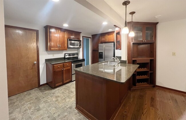 Building Photo - SEE IT NOW: Elegant Home in Prairie Village with Spacious Yard!