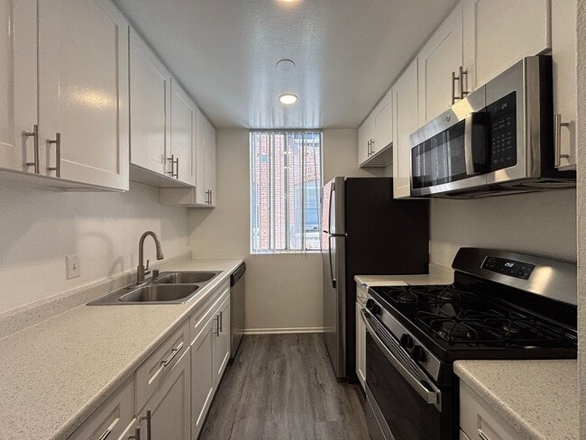 Interior Photo - 314 South Manhattan Place