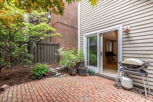 Building Photo - 54 Trowbridge St