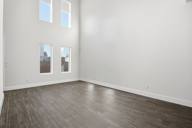 Building Photo - 5519 Paraiso Pl