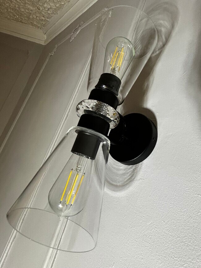 Building Photo - 5650 Woodcrest Ave