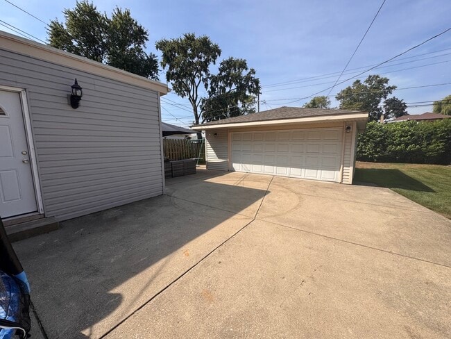 Building Photo - 2030 N 75th Ave