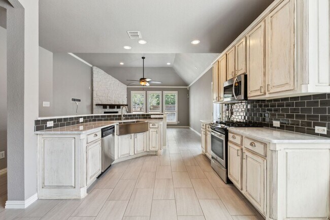 Building Photo - Elegant Living in Fountain Ridge – A Seren...