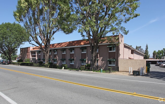 Primary Photo - Villa Lakeshore Apartments