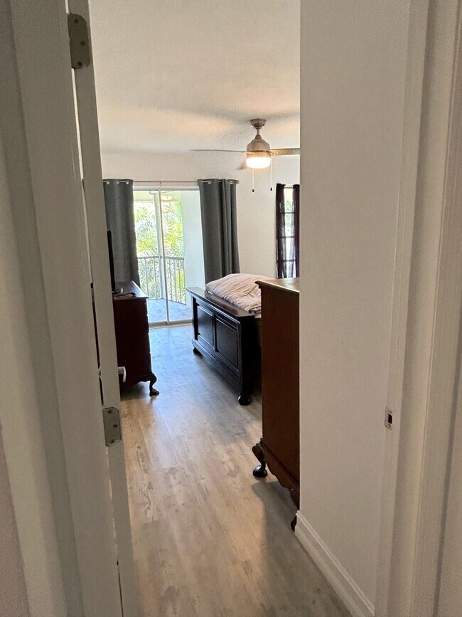 Building Photo - Updated 1 Bed/1.5 Bath Near the Beach! Great Amenities