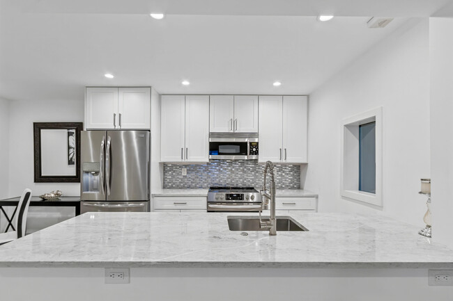 Building Photo - 1198 Hillsboro Mile
