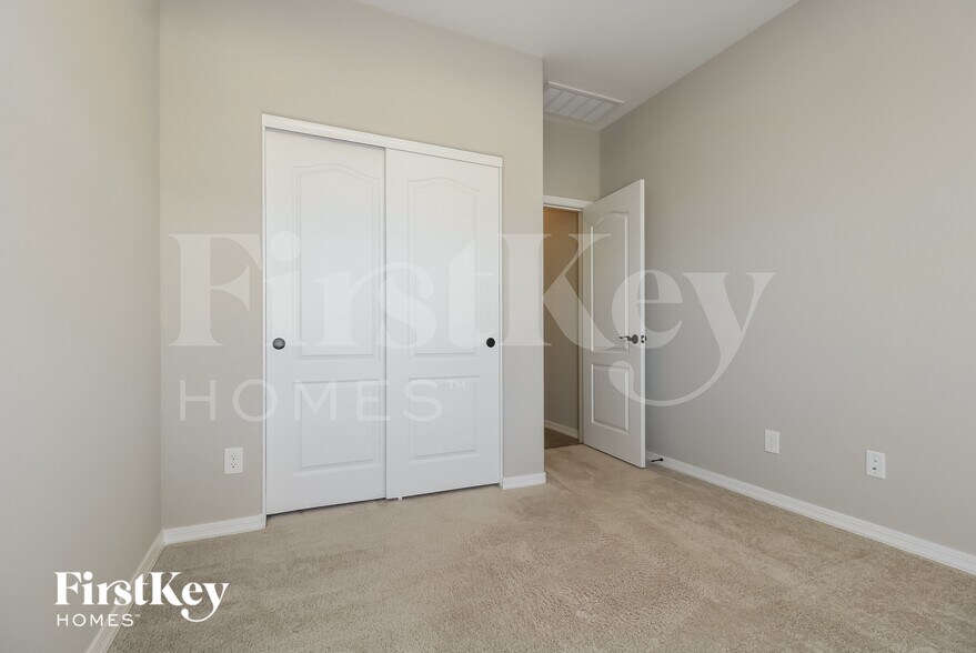 Building Photo - 8411 S 164th Dr