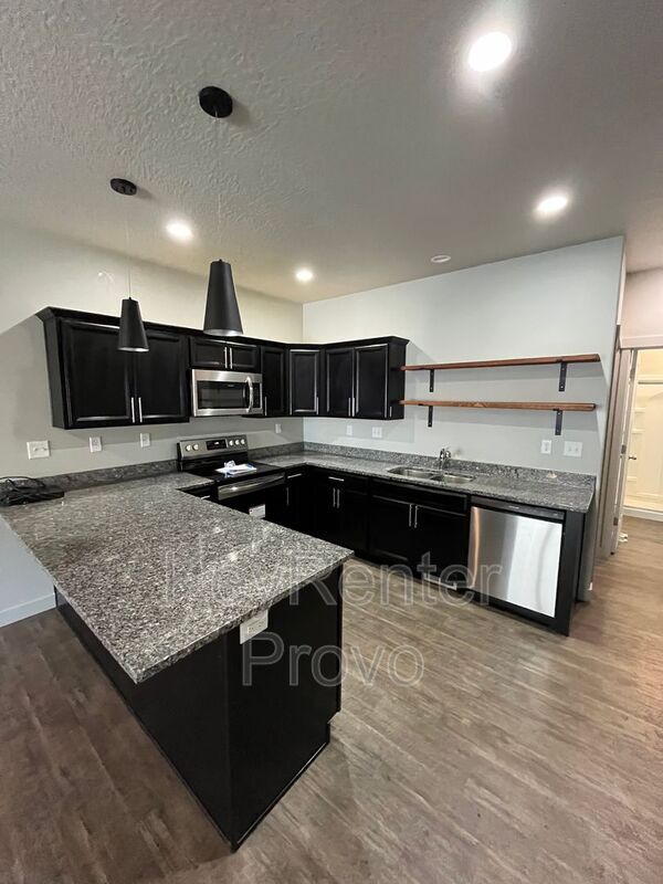 Building Photo - 724 E 380 N