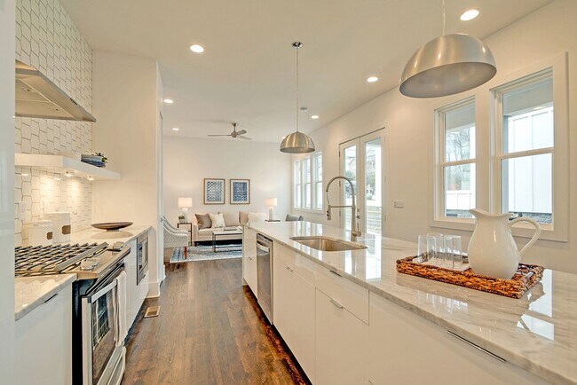 Building Photo - Modern West Nashville Living Near The Nations