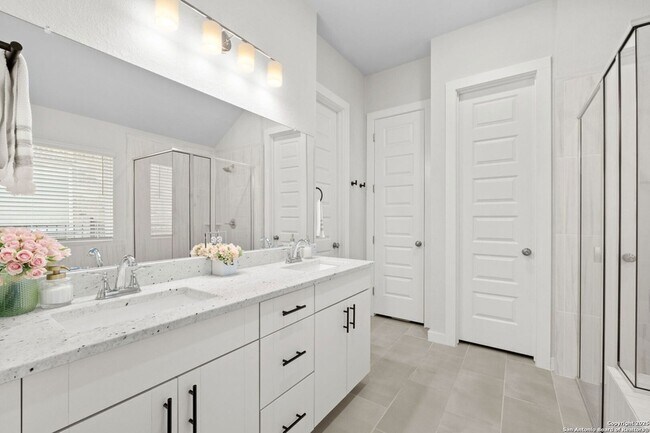 Building Photo - 143 Maravillas