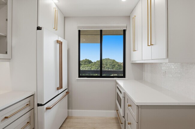 Building Photo - 401 S Seas Dr