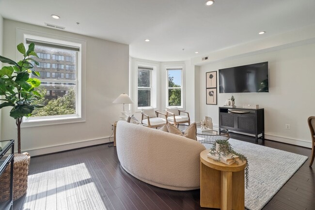 Building Photo - Bright One Bedroom plus Den near Metro in ...