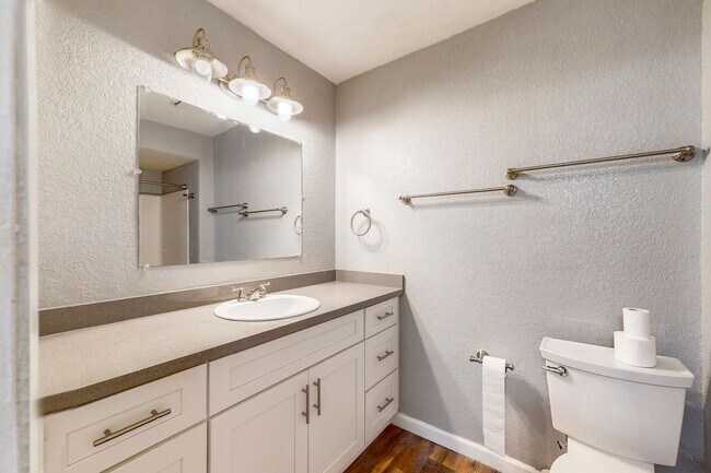 Building Photo - Great 2 Bedroom / 1 Bathroom Main-Level Un...