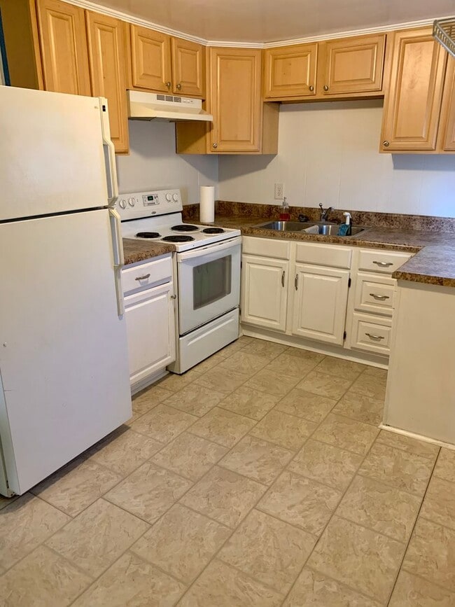 Building Photo - 2 Bedroom 1 Bath Duplex with Great Yard!  ...