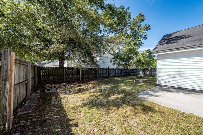 Building Photo - 5161 Eastway St