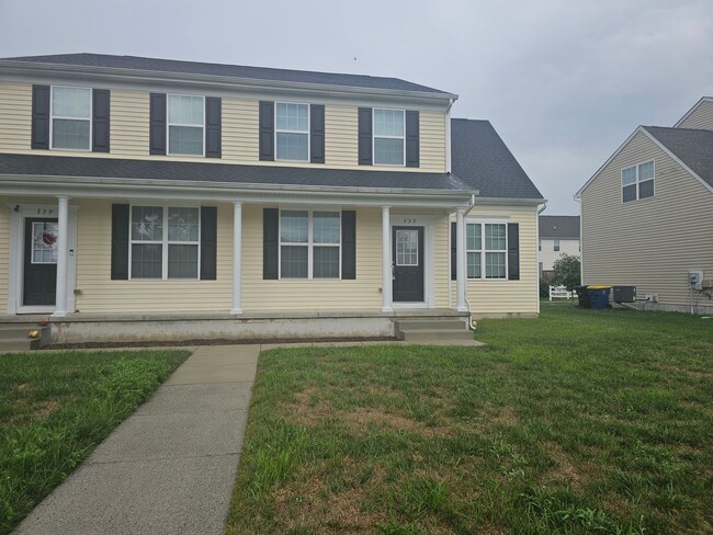 Building Photo - Spacious Duplex close to schools and shopping.