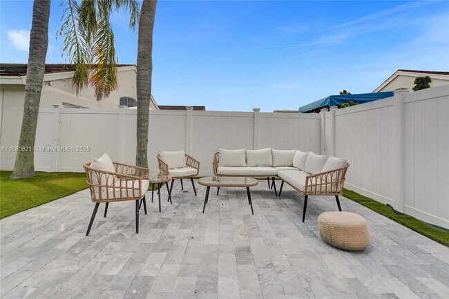 Building Photo - 4955 SW 33rd Ave