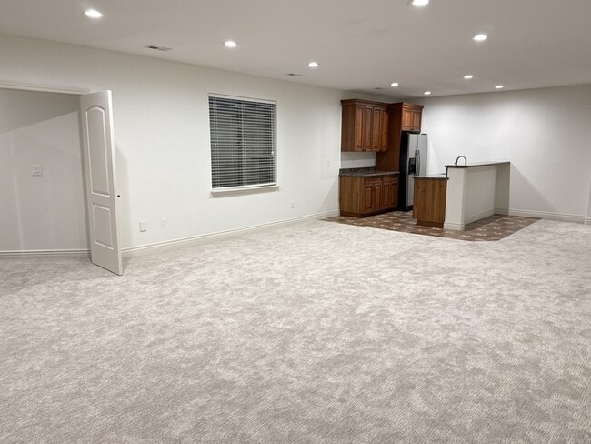 Building Photo - 14328 S Log Home Ln