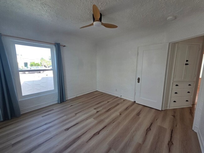 Building Photo - Updated 2 Bedroom 1 Bathroom Mid-town Home