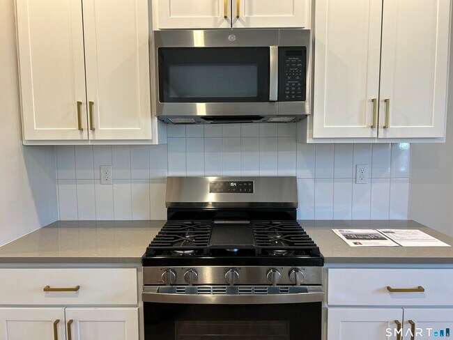 Building Photo - 62 Soundview Ave