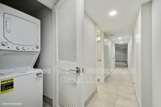 Building Photo - 5816 N Ridge Ave