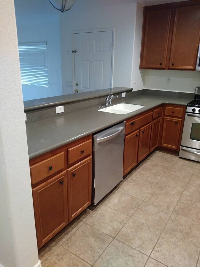 Building Photo - Spacious 3 Bedroom Moreno Valley Townhouse in Gated  Community!